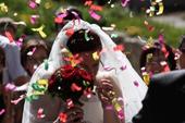 Risposta sposa, coriandoli, bouquet