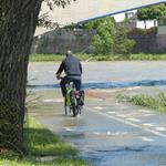 Ответ велосипедист,Наводнение