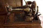 Answer sewing machine, rustic, sewing cotton